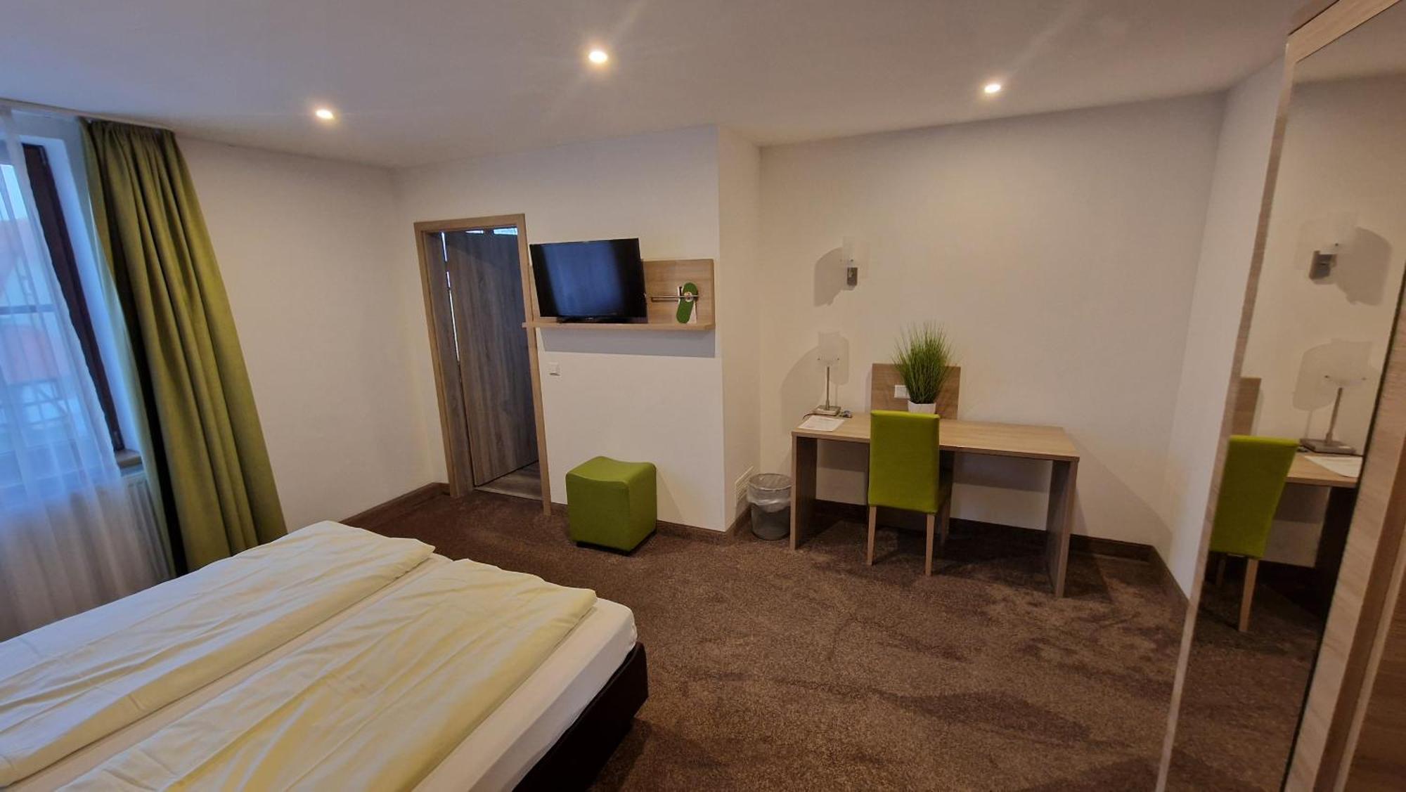 Schwarzer Adler - Hotel Garni Ipsheim Екстериор снимка