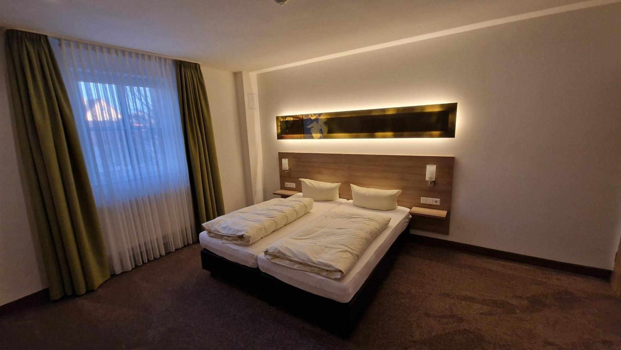 Schwarzer Adler - Hotel Garni Ipsheim Екстериор снимка
