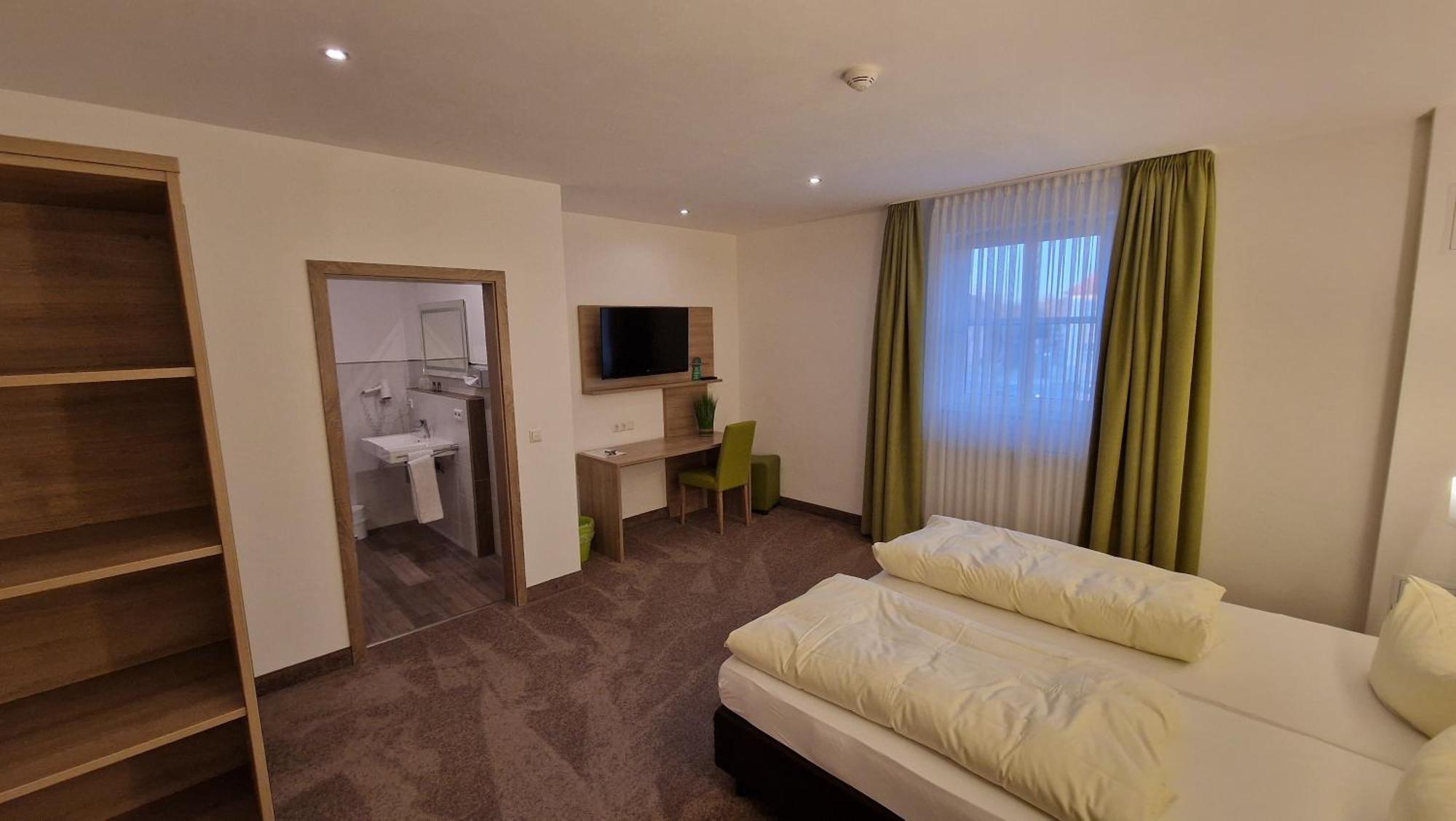 Schwarzer Adler - Hotel Garni Ipsheim Екстериор снимка