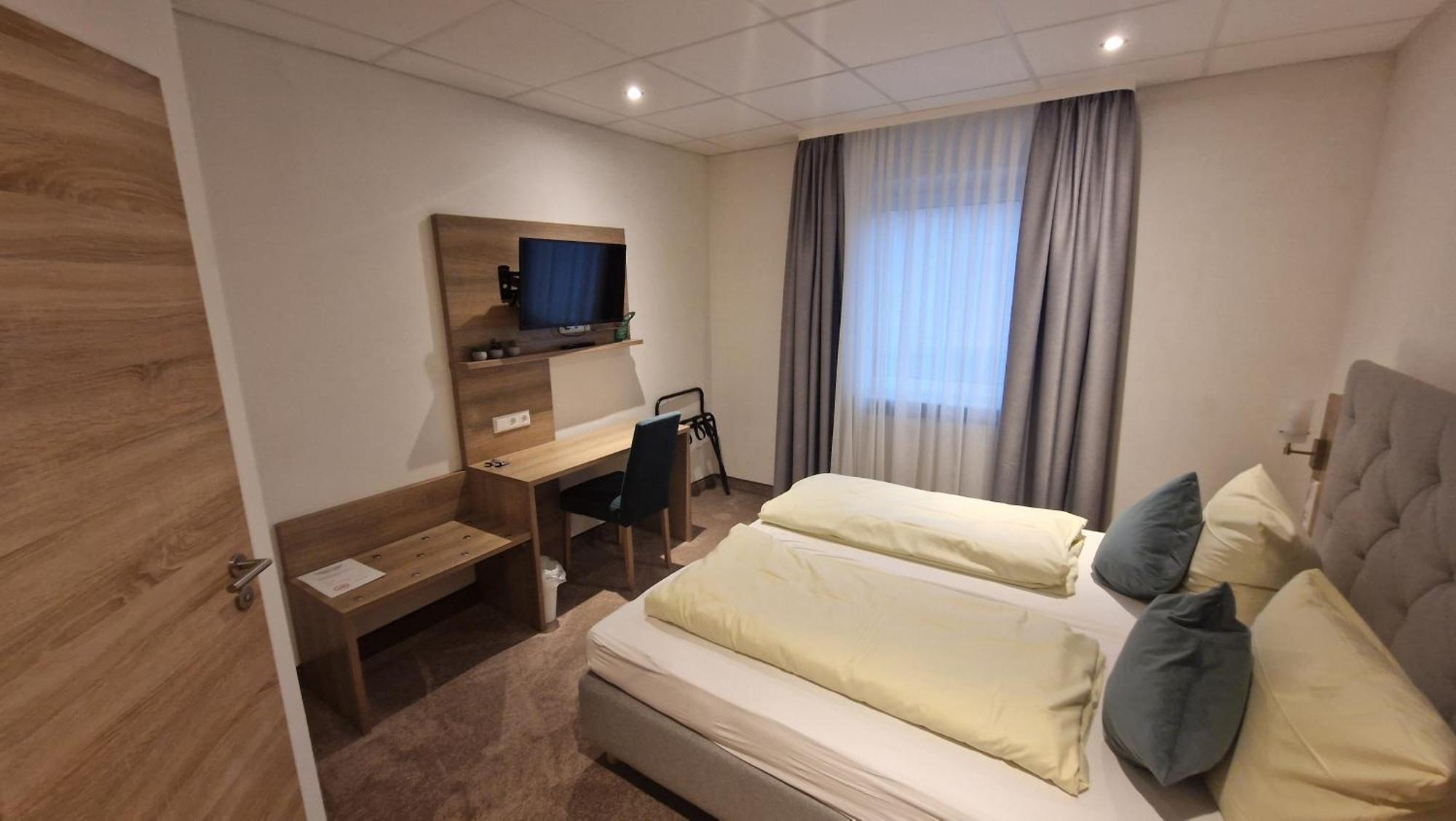 Schwarzer Adler - Hotel Garni Ipsheim Екстериор снимка