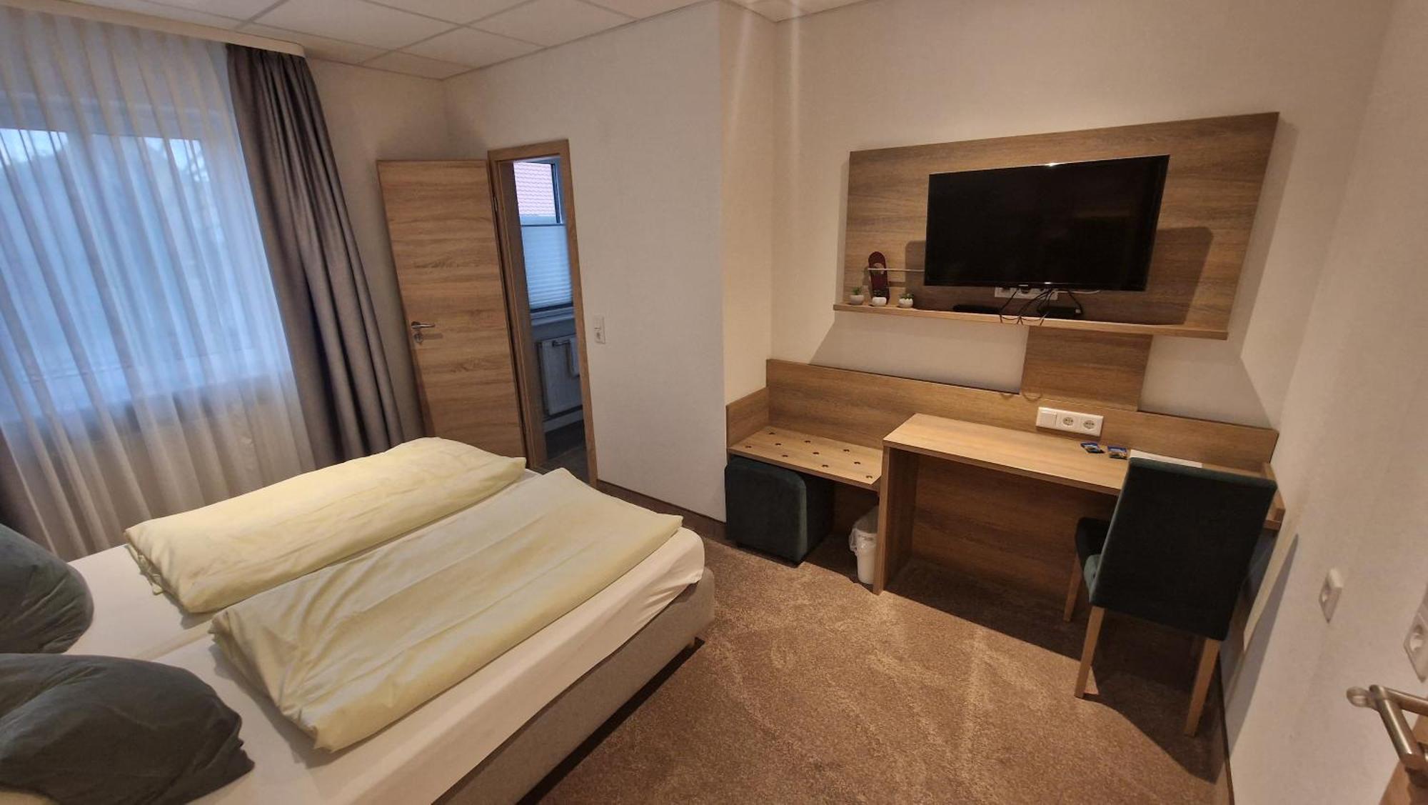 Schwarzer Adler - Hotel Garni Ipsheim Екстериор снимка