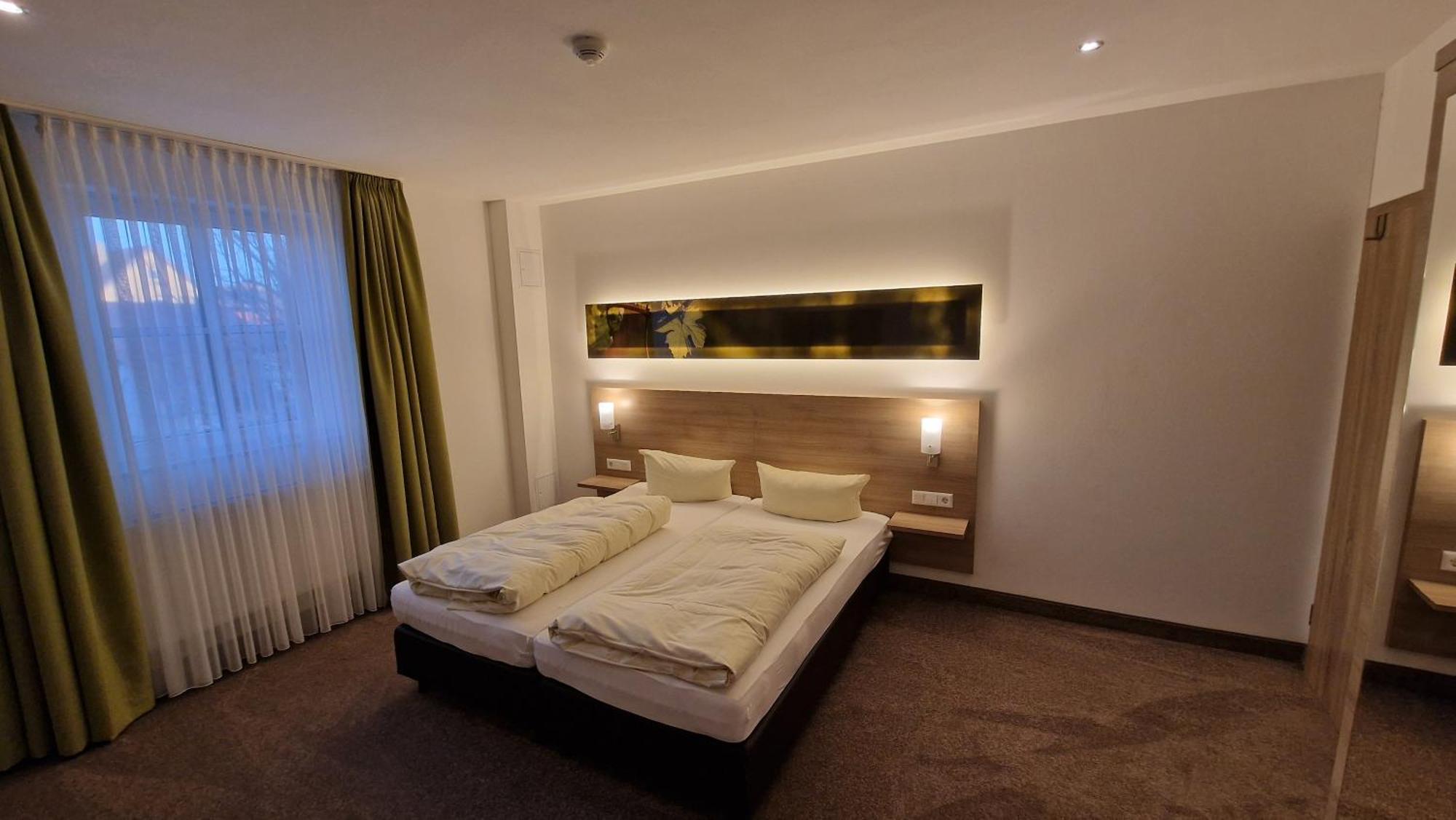 Schwarzer Adler - Hotel Garni Ipsheim Екстериор снимка