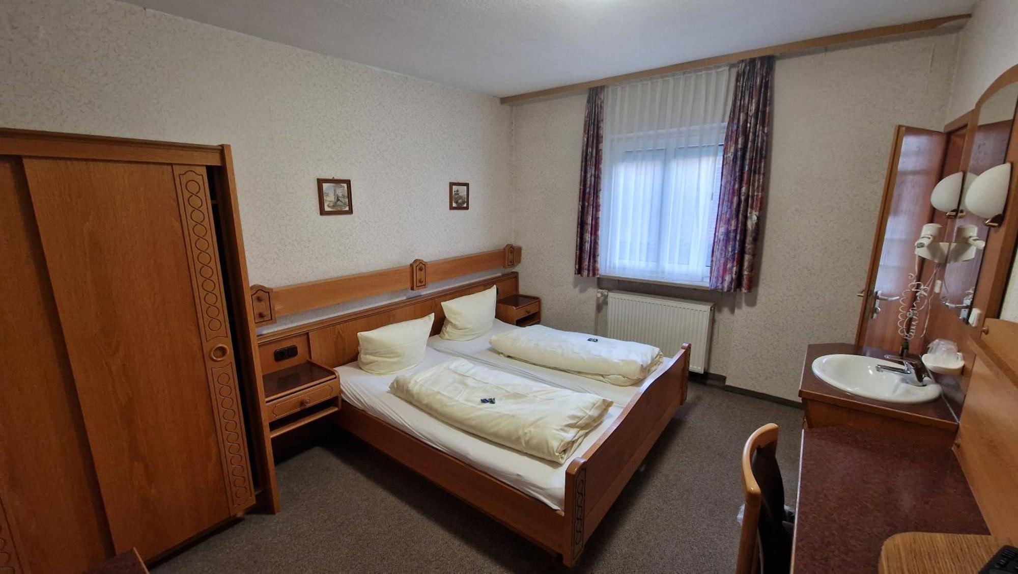 Schwarzer Adler - Hotel Garni Ipsheim Стая снимка