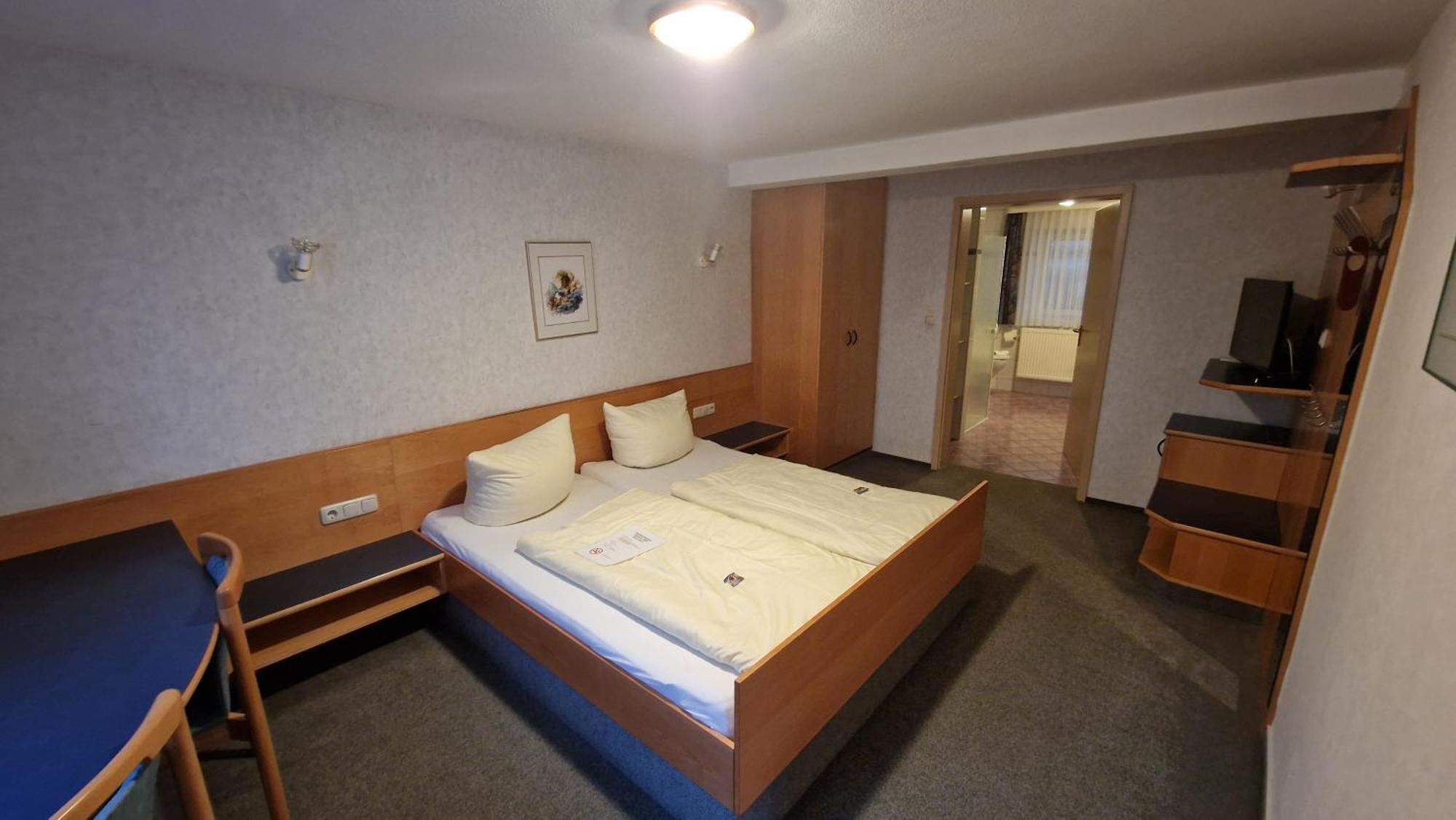 Schwarzer Adler - Hotel Garni Ipsheim Стая снимка