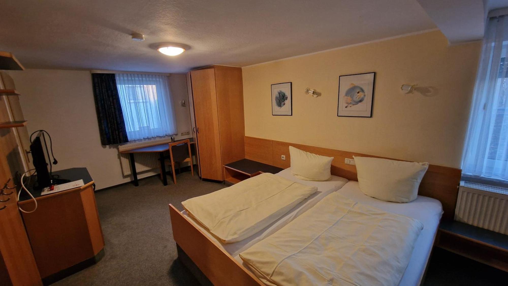 Schwarzer Adler - Hotel Garni Ipsheim Стая снимка