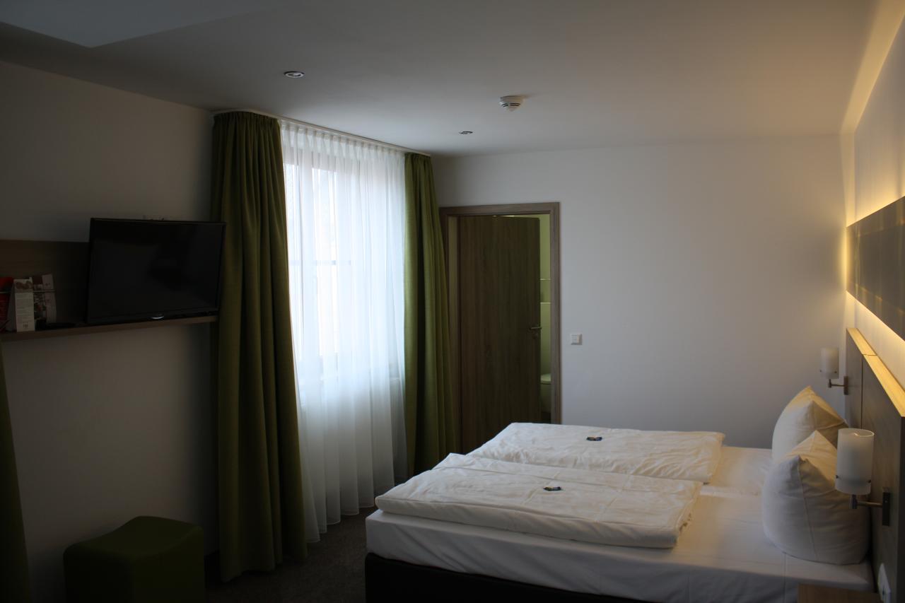 Schwarzer Adler - Hotel Garni Ipsheim Стая снимка